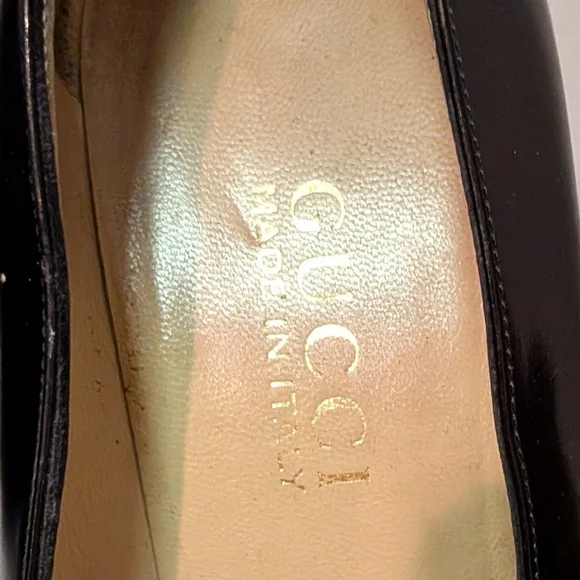 Gucci Classic Black Leather Women's Heels with Metal Accent - Picture 5 of 10